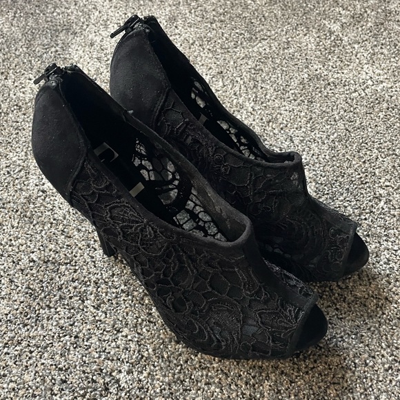 Elle Lace Platform Pumps - Picture 2 of 9